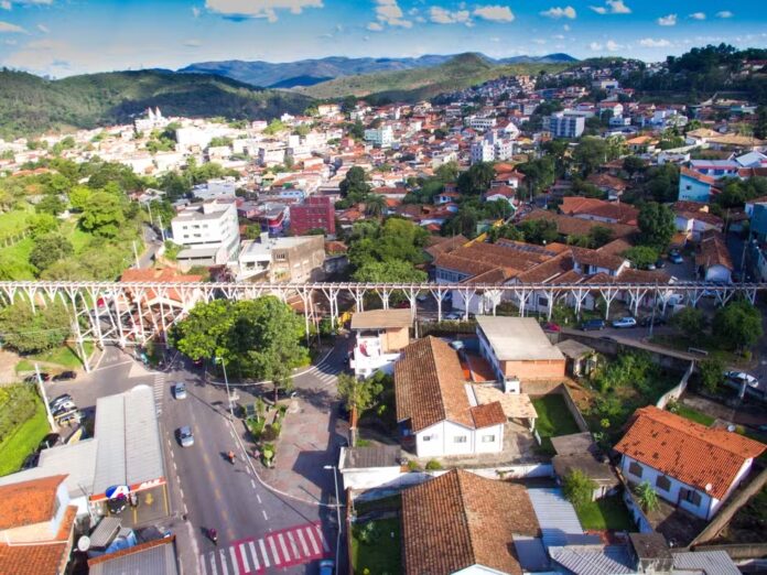 Nova Lima, em Minas Gerais, alcança o topo do ranking com o maior média salarial mensal do trabalho no Brasil, com R$ 6.929. Estudo do IBGE também revela desigualdades econômicas no país