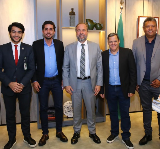 ipatinga_ministro Prefeito de Ipatinga, Gustavo Nunes, destaca parcerias com o Ministro Alexandre Silveira e celebra a liberação de 60 milhões de reais para investimentos em saúde, transporte e infraestrutura da cidade.