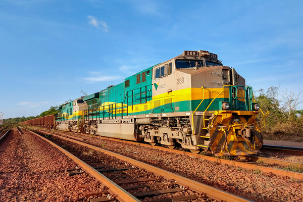 locomotiva A Vale firmou parceria com a Wabtec para desenvolver a primeira locomotiva a etanol do mundo, com testes previstos para 2027. A iniciativa faz parte do compromisso da mineradora com a descarbonização e sustentabilidade de sua malha ferroviária