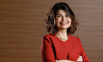 lucianacosta2-g O Brasil, líder em reservas de minerais críticos, enfrenta desafios como alto custo de financiamento e questões regulatórias para explorar seu potencial. Luciana Costa, do BNDES, defende investimentos em mineração sustentável e o uso de debêntures incentivadas