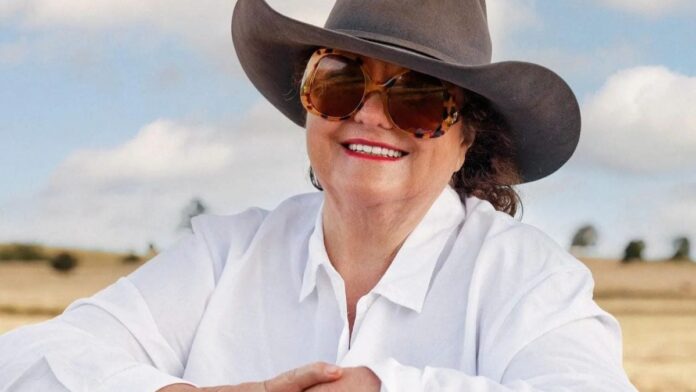 Gina Rinehart, a bilionária australiana, investe R$ 250 milhões no projeto Araxá, em Minas Gerais, focado em terras raras e nióbio. O movimento ocorre em meio a tensões comerciais globais, reforçando o Brasil como um polo estratégico no setor mineral