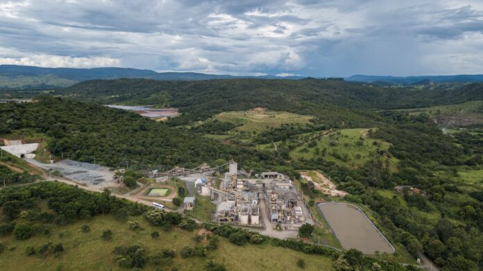 O MTE suspendeu parcialmente a interdição da pilha de rejeitos da Jaguar, permitindo a retomada da produção de ouro na mina Turmalina. A medida visa garantir a segurança e continuidade das operações