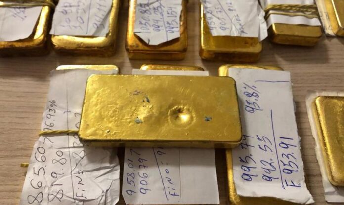 Após três dias consecutivos em queda, o ouro fechou em alta nesta quarta-feira (29), superando novamente a marca dos US$ 4.000 por onça-troy, impulsionado pela expectativa de uma nova redução de juros pelo Federal Reserve (Fed).