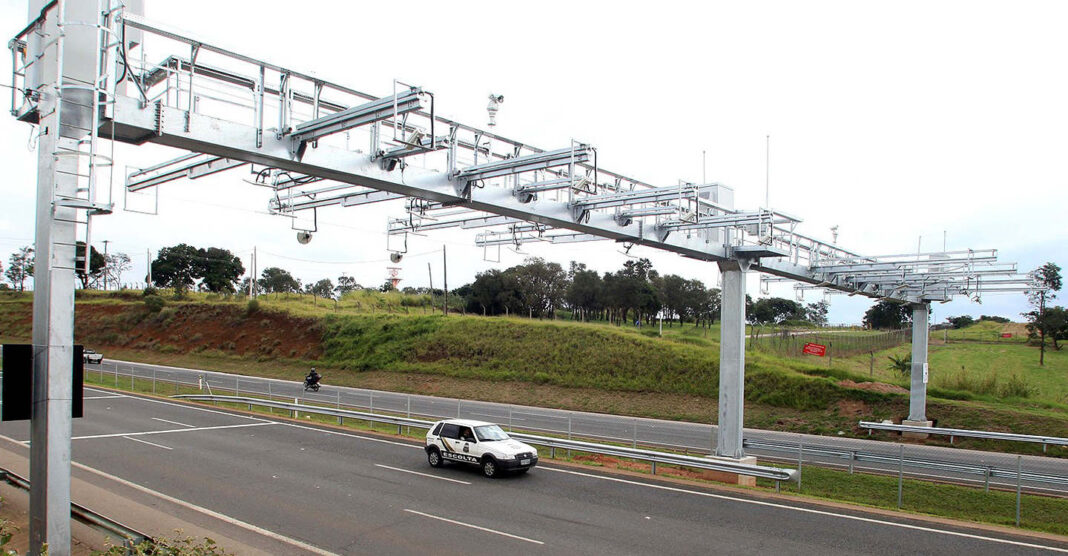 O pedágio Free Flow tem sido implementado em várias rodovias do país, e a BR-101, que já utiliza o sistema, viu um aumento significativo no número de infrações