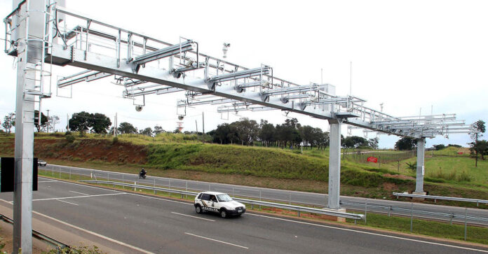 pedagio-free-flow O pedágio Free Flow tem sido implementado em várias rodovias do país, e a BR-101, que já utiliza o sistema, viu um aumento significativo no número de infrações
