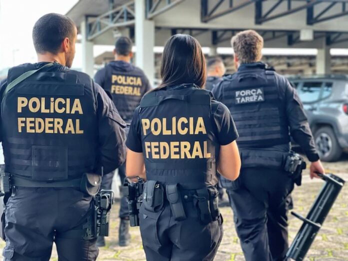 policial-federal A Operação Rejeito, iniciada em setembro pela PF, revelou um esquema criminoso envolvendo empresários, operadores financeiros e servidores públicos no setor de mineração de Minas Gerais