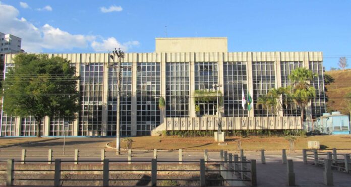 Justiça suspende reajuste de 25,3% nos salários do prefeito e secretários de Itabira. Medida visa regularizar o aumento aprovado em período proibido pela Lei de Responsabilidade Fiscal.