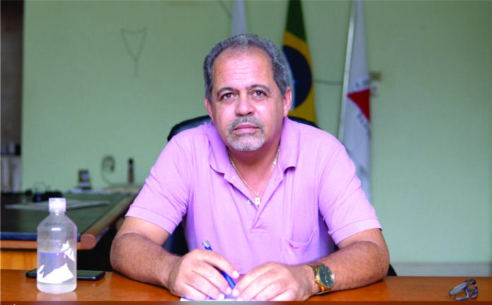 Ex-prefeito de Santa Maria de Itabira, Reinaldo das Dores Santos, é condenado por improbidade administrativa após realizar contratações temporárias irregulares durante seu mandato. A sentença inclui multa e proibição de contratar com o poder público