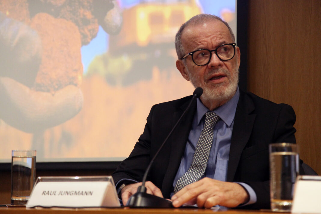 Em seu discurso na Câmara dos Deputados, Raul Julgmann, presidente do IBRAM, alertou para a urgência do mapeamento geológico do território mineral e modernização regulatória para fortalecer a mineração brasileira e garantir sua competitividade global