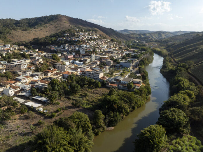 Um ano após a homologação do Novo Acordo do Rio Doce, a Samarco já destinou R$ 30,4 bilhões para reparação dos danos causados pela tragédia de Mariana, com indenizações, ações ambientais e investimentos em infraestrutura