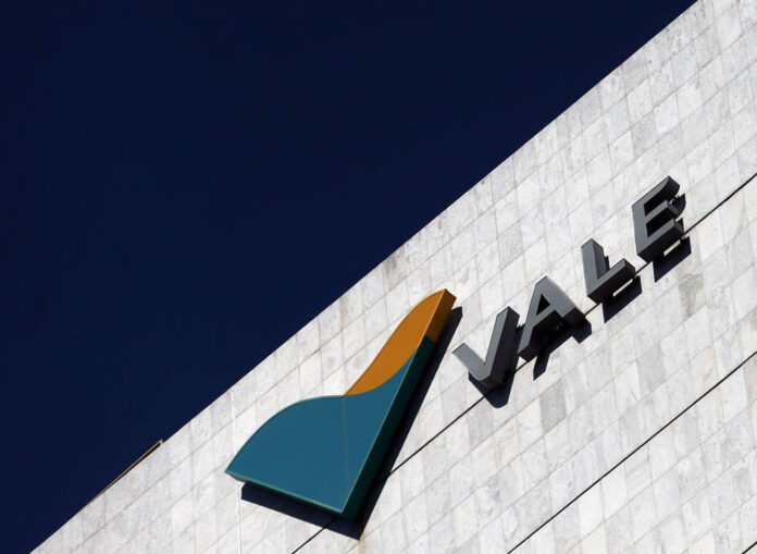 A Vale (VALE3) atingiu a maior produção de minério de ferro desde 2018 no 3º trimestre de 2025, superando metas e com bons resultados também no cobre. Descubra os detalhes!