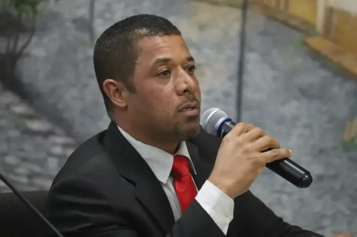 O vereador Ronaldo Capoeira, de Itabira, é condenado por peculato e perde o mandato. A decisão, que ainda cabe recurso, determinou a perda do cargo, a suspensão dos direitos políticos e o pagamento de uma multa de R$ 2.550