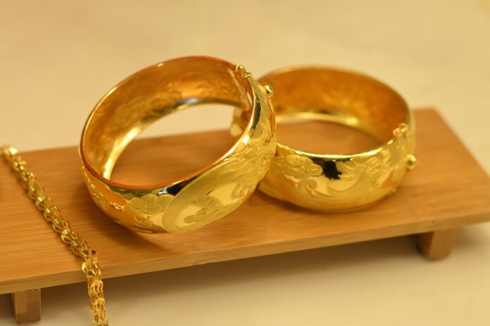 wedding-1808235_1280 O ouro atingiu um recorde histórico de US$ 4.000 por onça, despertando interesse por investimentos. Descubra o que está impulsionando a valorização do metal e se ele deve fazer parte da sua carteira, considerando prós, contras e estratégias para diversificação financeira