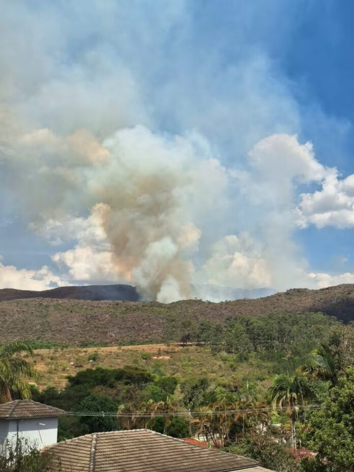 Incêndio atinge a Serra de São José, em Tiradentes, e mobiliza 30 bombeiros e brigadistas. Equipes enfrentam relevo acidentado e ventos fortes no combate a chamas em área de proteção ambiental