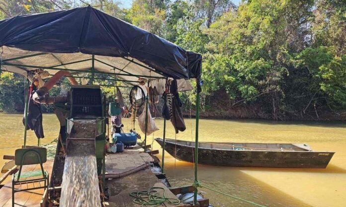 1_balsa-ilegal-abadia-dos-dourados-59174122 Operação Falcão Dourado combate o garimpo ilegal no Rio Araçuaí, em Minas Gerais, com apoio de diversas instituições.