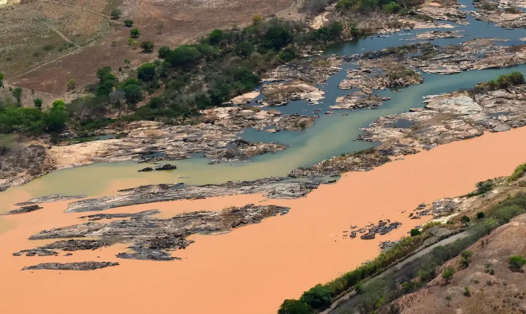 Estudo revela concentrações de metais pesados em alimentos cultivados nas áreas afetadas pela lama de rejeitos do rompimento da barragem de Fundão, em Mariana. Saiba mais sobre os impactos 10 anos após o desastre