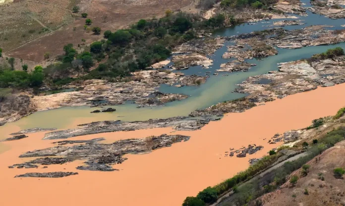 984804-aaa_fl_b-lama-no-rio-doce-cidade-de-resplendor-es_0001-004 Estudo revela concentrações de metais pesados em alimentos cultivados nas áreas afetadas pela lama de rejeitos do rompimento da barragem de Fundão, em Mariana. Saiba mais sobre os impactos 10 anos após o desastre