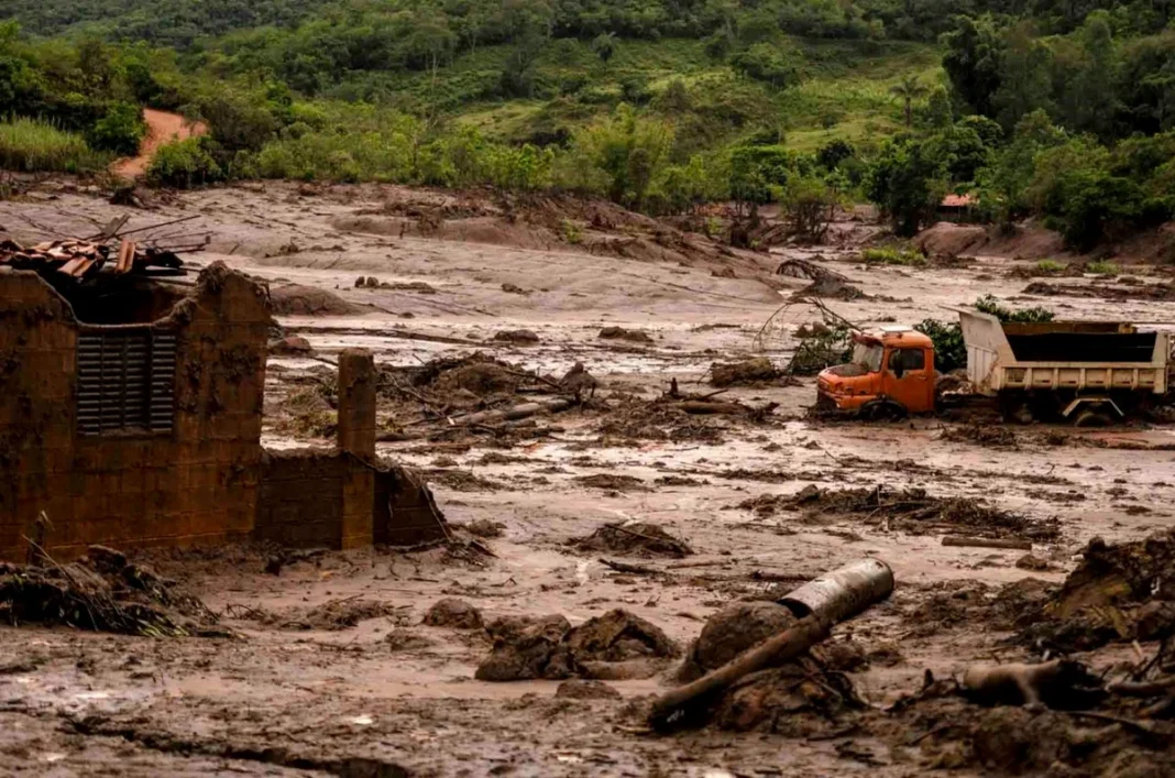 A BHP reconhece os impactos do rompimento da Barragem do Fundão, mas nega a responsabilidade pelo crime ambiental que matou 19 pessoas. A mineradora enfrenta um processo judicial que pode resultar em indenizações bilionárias