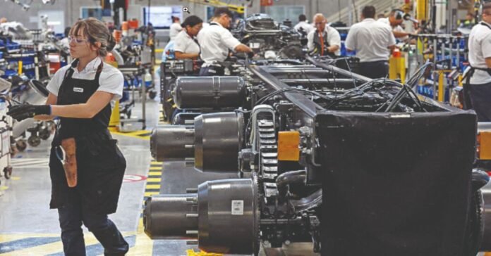 Tanto as novas encomendas quanto a produção diminuíram de forma mais lenta no mês passado; redução da produção foi a menor dos seis meses de queda e a redução das vendas a mais fraca desde maio
