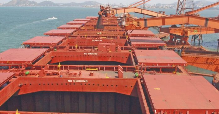 Minas Gerais registrou superávit de US$ 21,8 bilhões na balança comercial até outubro, alta de 2,7% puxada por exportações de café e minério de ferro.