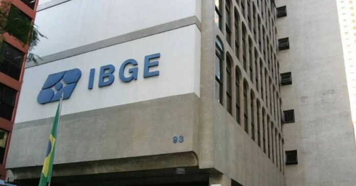 Com inscrições abertas até dezembro de 2025, o novo concurso do IBGE oferece 9.590 vagas temporárias em todo o país, com salários que chegam a R$ 3,3 mil mais auxílio-alimentação.