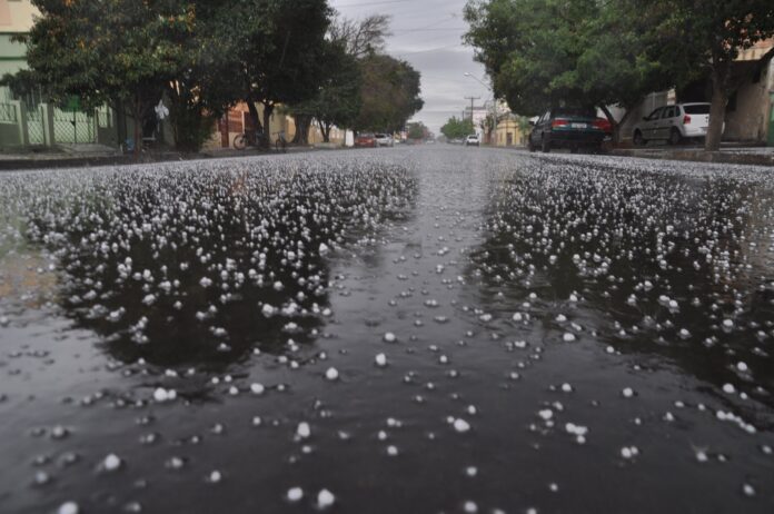 Tempestades podem atingir Minas nas próximas horas, com chuva forte, ventania e risco de granizo em mais de 300 municípios.