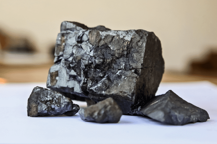 O Brasil enfrenta desafios com o garimpo ilegal de manganês, mineral estratégico para a produção de baterias de veículos elétricos. O setor enfrenta uma queda na produção e o risco de perder competitividade