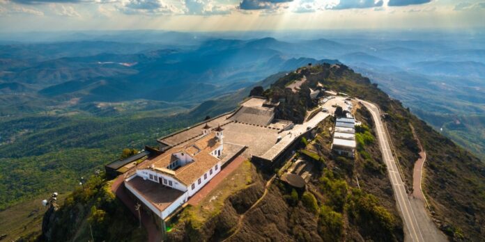 Serra da Piedade, patrimônio tombado desde 1956, enfrenta pressão de mineradoras, incluindo a Vale, que tenta reverter o tombamento. O caso segue com 31 processos ativos