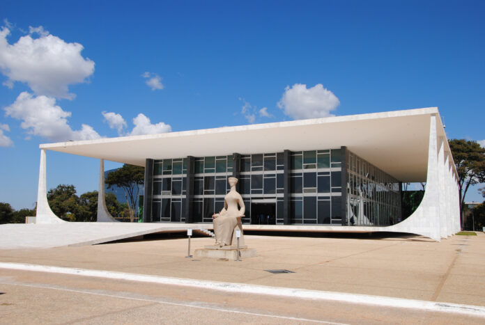 As investigações sobre corrupção no setor de mineração estão suspensas após o caso ser encaminhado ao STF. A operação apura liberação irregular de licenças ambientais em troca de propina