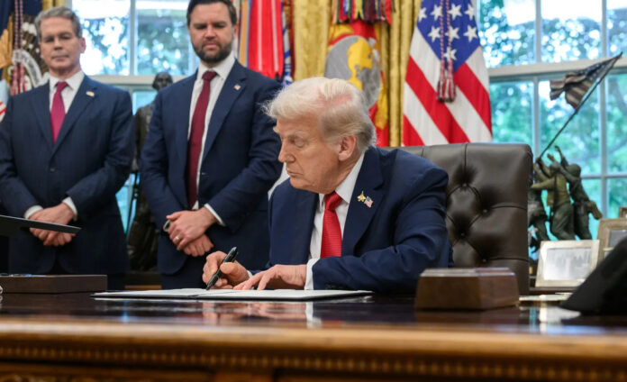 Trumpdodia-1074x654 O ex-presidente Donald Trump inclui cobre e carvão na lista de minerais críticos dos EUA, moldando a estratégia de licenciamento, investimentos e segurança mineral. Entenda os impactos dessa decisão para a mineração
