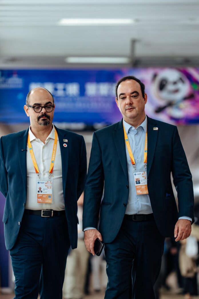 Visita Feira CIIE (4) O presidente da FIEMG, Flávio Roscoe, e o vice-governador de Minas Gerais, Mateus Simões, destacam inovações como veículos autônomos na CIIE, feira que movimenta o comércio e a tecnologia global