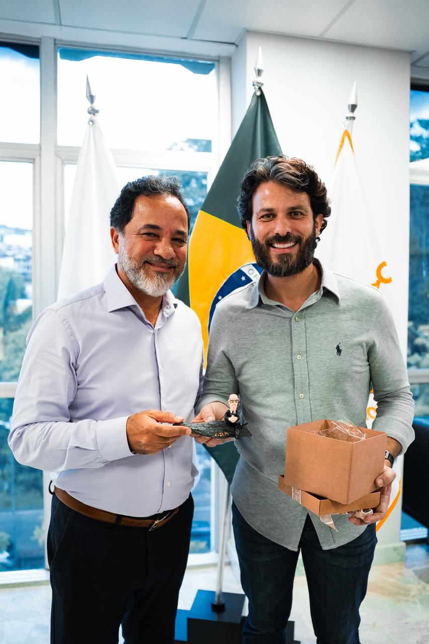 O prefeito Marco Antônio Lage e o secretário Marcelo Aro discutem avanço na segurança pública e projetos de infraestrutura em Itabira, incluindo a elevação do Pelotão do Corpo de Bombeiros e a duplicação das rodovias.