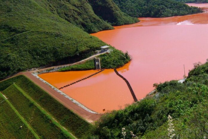 barragem-rejeitos Minas Gerais lidera o número de barragens em risco, mas a falta de mobilização política nacional continua sendo um obstáculo para uma solução efetiva na segurança da mineração no Brasil