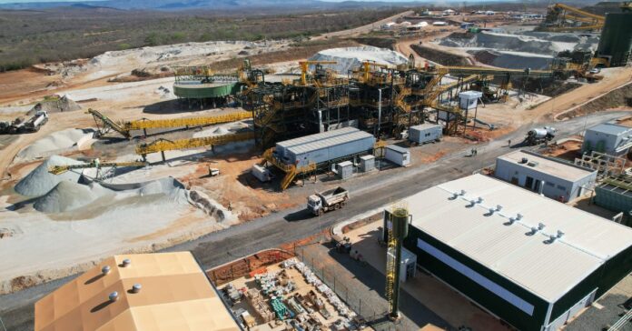 complexo-grota-cirilo Apesar da controvérsia pública, a empresa mantém o cronograma de retomada da produção e prevê normalizar a operação da Grota do Cirilo em breve. A retomada das atividades coincide com projetos de expansão já anunciados para os próximos anos