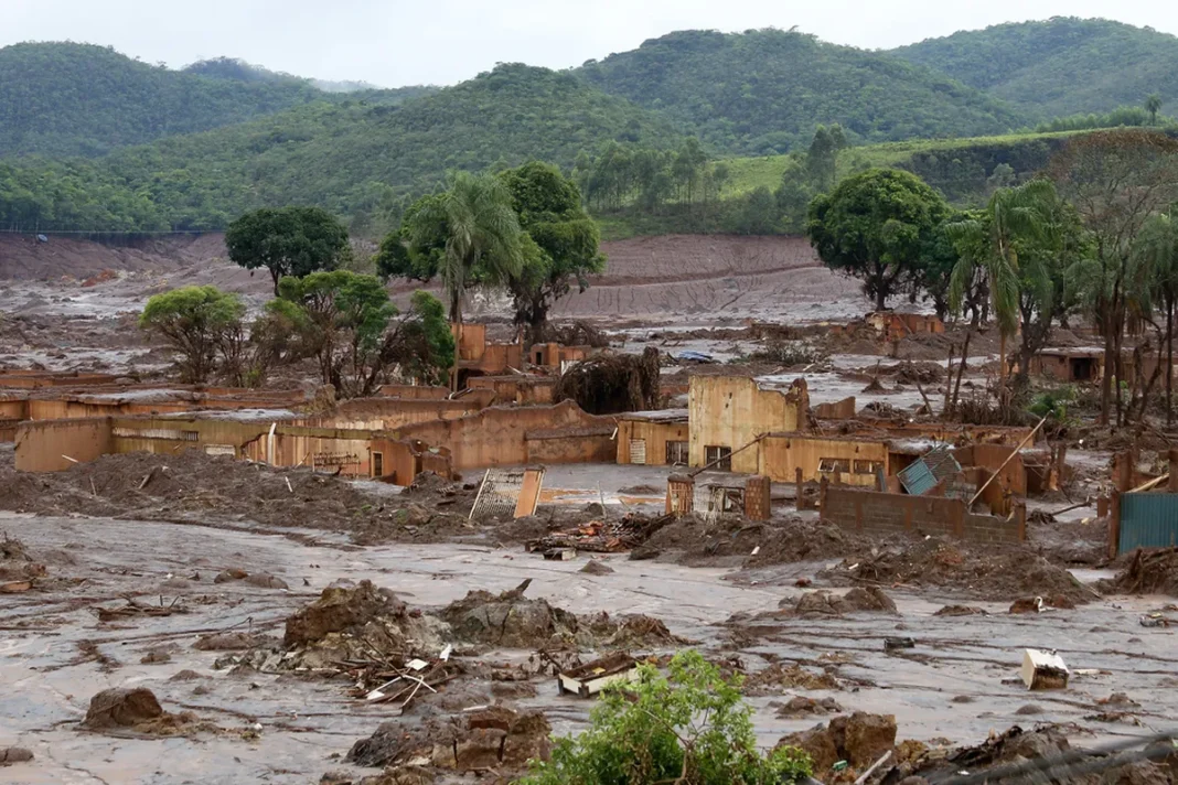 A Justiça inglesa condenou a BHP Billiton pelo rompimento da barragem de Fundão em Mariana (2015), destacando sua responsabilidade pelo desastre que matou 19 pessoas e causou danos ambientais irreparáveis