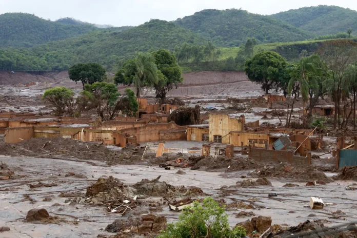mariana A Justiça inglesa condenou a BHP Billiton pelo rompimento da barragem de Fundão em Mariana (2015), destacando sua responsabilidade pelo desastre que matou 19 pessoas e causou danos ambientais irreparáveis