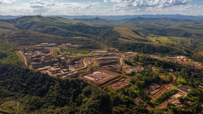Gerdau finaliza 90% das obras de expansão em Miguel Burnier, com previsão de operação em 2025. O investimento de R$ 566 milhões visa aumentar a produção em 2 milhões de toneladas até 2026 e otimizar a logística.