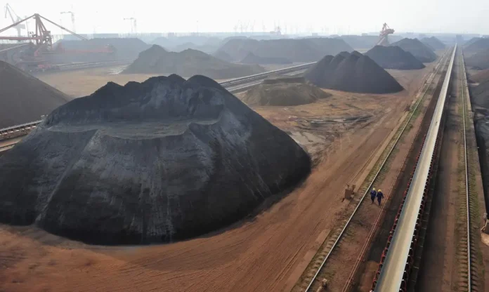 minerio-de-ferro Preços do minério de ferro sobem com recuperação da demanda chinesa, mas a oferta global e a queda na produção de aço ainda impactam o mercado