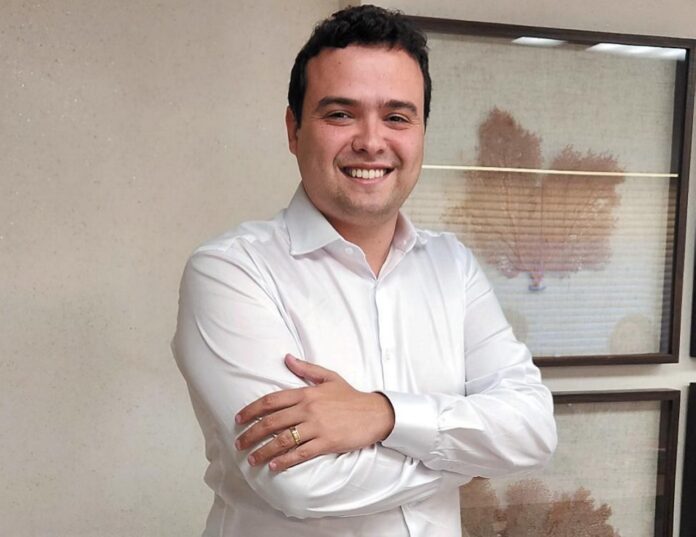 Prefeito de Conceição do Mato Dentro, Otacílio Costa, cobra asfaltamento da MG-229 em reunião com autoridades estaduais, ressaltando os benefícios para a mobilidade e o desenvolvimento econômico e turístico da região.