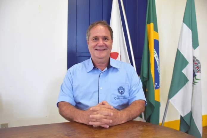 Justiça de Minas Gerais suspende aumentos salariais de prefeito, vereadores e secretários de Catas Altas por indícios de irregularidades. Multa de R$ 5 mil pode ser aplicada