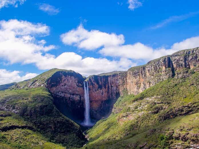 Cachoeira do Tabuleiro O município de Conceição do Mato Dentro assina Termo de Ajustamento de Conduta para garantir a segurança e a preservação da Cachoeira do Tabuleiro, após risco geológico e fechamento da área para o público