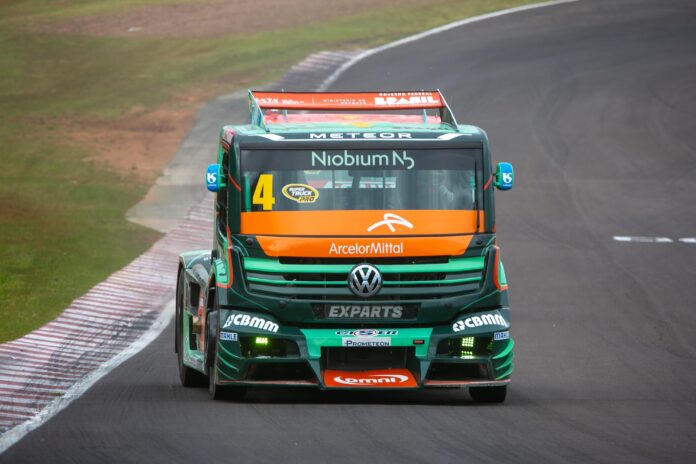ArcelorMittal estreia aço especial em caminhão de Felipe Giaffone na Copa Truck, melhorando desempenho com redução de peso e maior resistência.