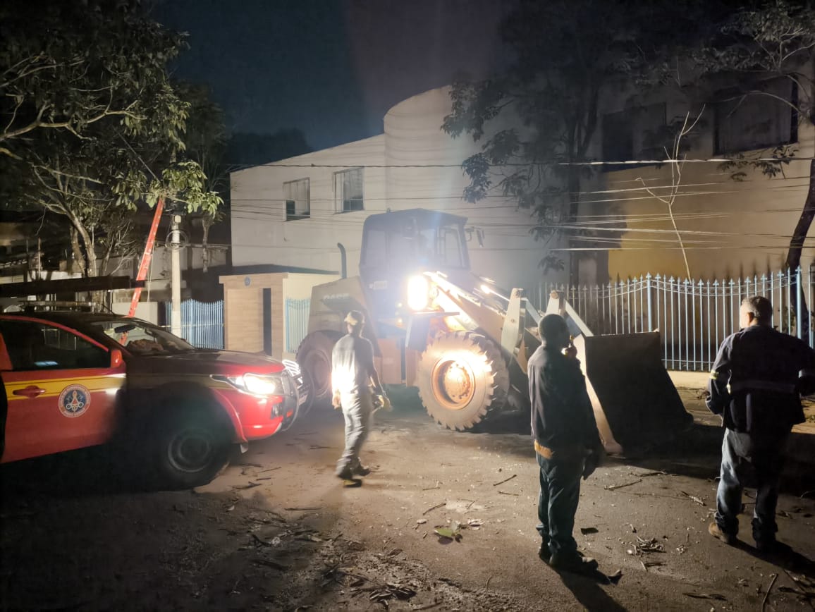 Tempestade atinge João Monlevade e provoca danos em várias áreas com ventos fortes e chuvas intensas