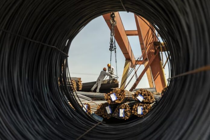 A China propõe medidas para aumentar os custos de armazenagem de minério de ferro nos portos, visando enfraquecer o poder de precificação de mineradoras globais, como BHP e Vale, e ganhar mais controle sobre o mercado