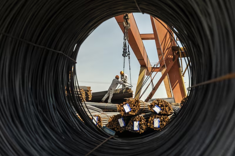A China propõe medidas para aumentar os custos de armazenagem de minério de ferro nos portos, visando enfraquecer o poder de precificação de mineradoras globais, como BHP e Vale, e ganhar mais controle sobre o mercado