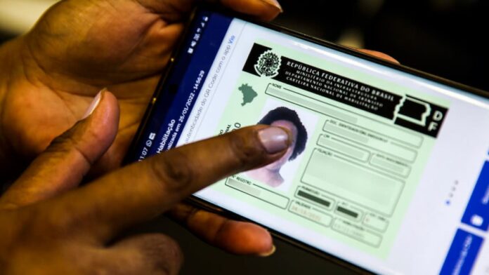 Mudanças incluem não obrigatoriedade de 20 aulas práticas e curso teórico online.