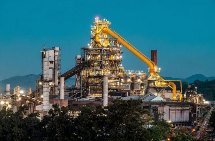 A Usiminas deve manter os preços do aço para montadoras em 2026 e avalia alternativas para estender a vida útil da mineração enquanto adia decisão sobre o projeto “Compactos”.