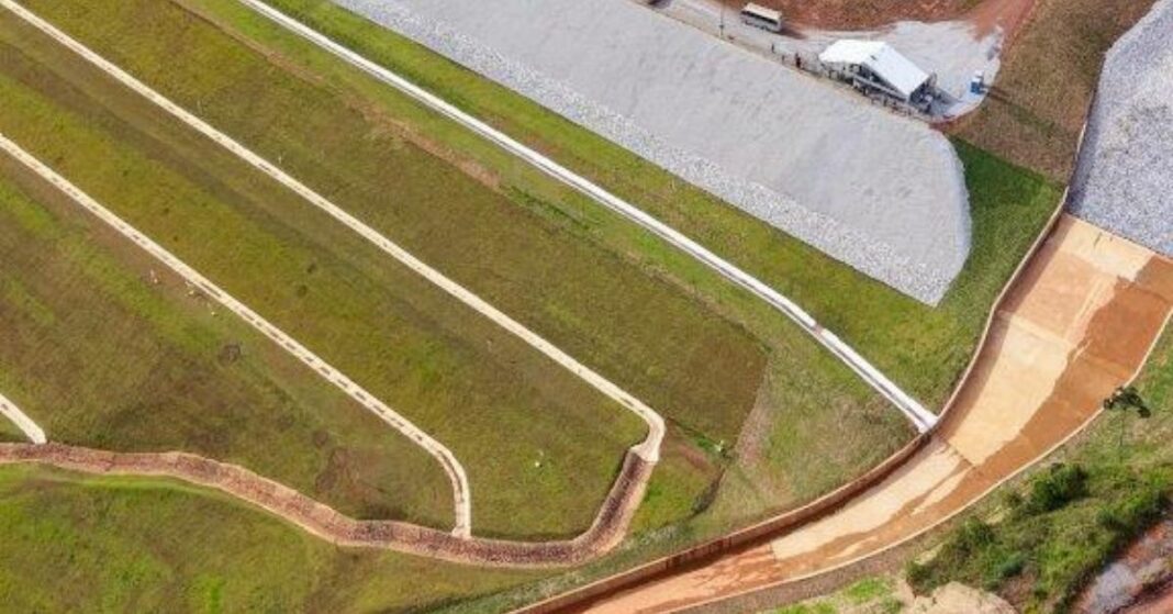 A obra marca o avanço da AngloGold Ashanti na eliminação de barragens de rejeitos, com foco em segurança, sustentabilidade e redução de riscos ambientais em Santa Bárbara.