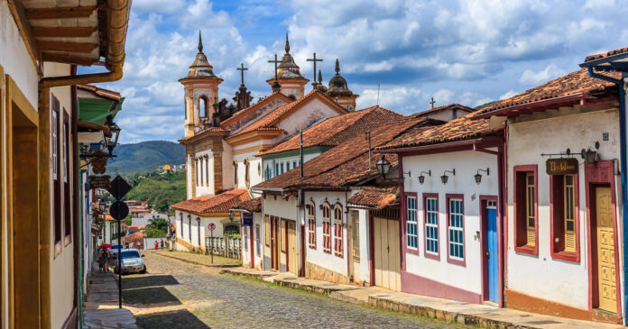 MARIANA-MG Cerca de 3 mil famílias em Mariana vivem sob risco de remoção devido a ocupações irregulares. A crise habitacional causa impactos sociais e ambientais graves, especialmente na