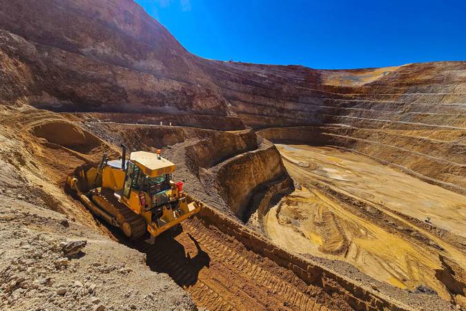 O projeto de lei que cria a Política Nacional de Minerais Críticos e Estratégicos (PNMCE) foi aprovado pela CAE do Senado, estabelecendo metas para o beneficiamento de terras raras no Brasil e criando a Lista Brasileira de Minerais Críticos e Estratégicos